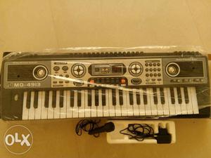 Gray And Black MQ- Electronic Keyboard