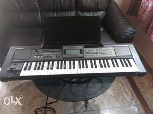 Sparingly used Roland E09 Professional Keyboard.