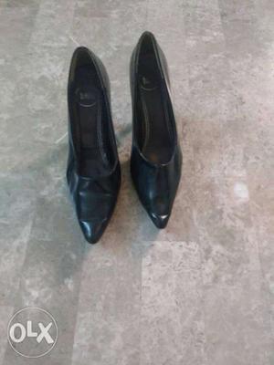 Black office wear high heels in size 36.
