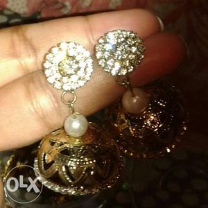 Gold-colored And White Jhumkahs
