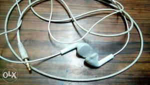 Its new Samsung earphone, no damage it have.
