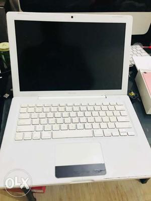Mackbook apple laptop for sale battery problem only