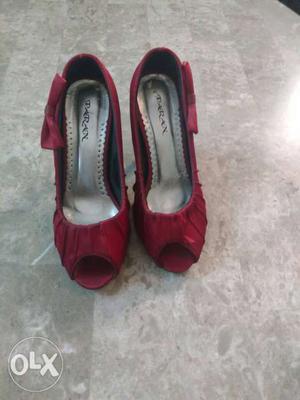 Red satin bow shoes sparingly used. size 35.