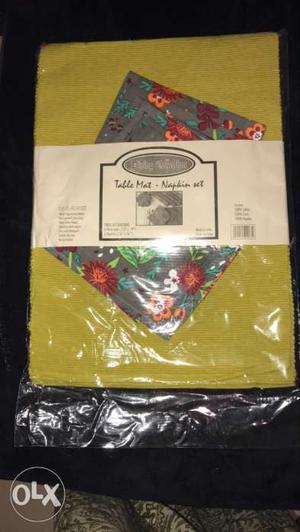 Set of 6 table mats with matching napkins