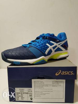 Unpaired Blue And White Asics Low-top Sneaker