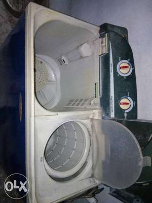White And Blue Top-load Clothes Washer And Dryer Set