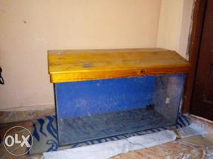 2.5x1.5 feet acquarium tank with wooden top and