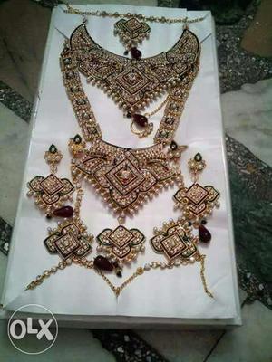 Gold-colored And Brown Jhumka Necklace