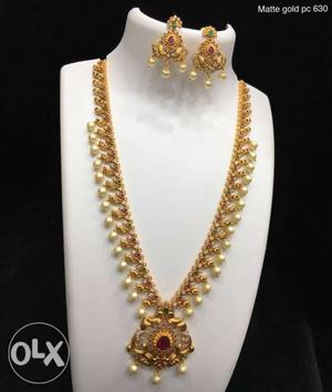 Gold-colored And White Pearl Pendant Necklace