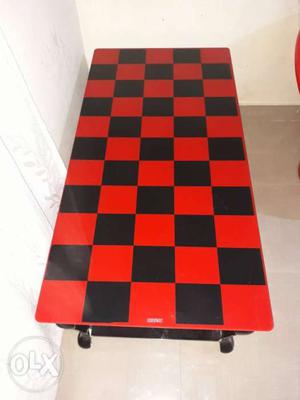 Red And Black Chess Endtable