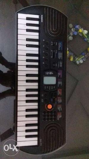 Casio SA-77..with original charger...piano keyboard musical