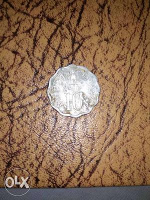 Scalloped Silver-colored 10 India Coin