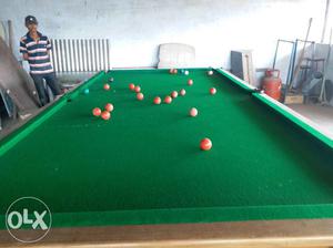 Snooker table with 4 queue