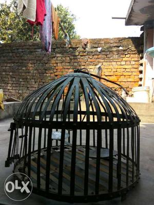 Its a metal pet cage good condition