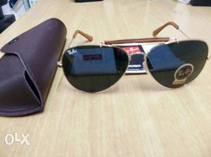 Gold-colored Framed Ray-Ban Aviators With Leather Case