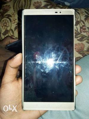 Lenavo phab2 (2 month old) 6.4 display. Battery