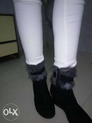 Black women boots with fur finish brand new. size