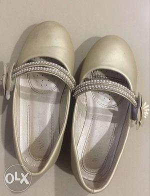 3-4 yr age girl kid's velcro cream colour shoes