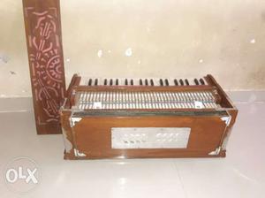 Brown Hammond Organ
