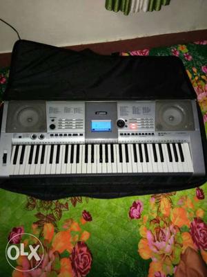 Gray And Black Electronic Keyboard With Bag.Yamaha psr