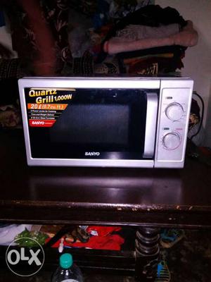 Gray And Black Sanyo Microwave Oven 20 Ltr good condition 1