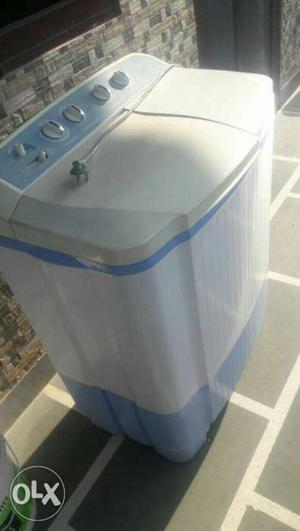 White And Blue Twin Tub Washer And Dryer Set