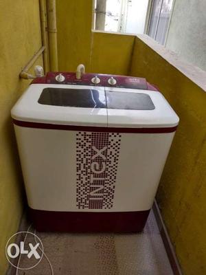 White And Red Twin-tub Washing Machine