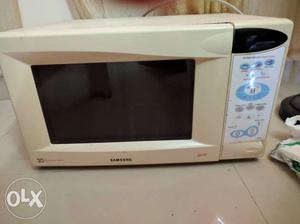 White Samsung Microwave Oven