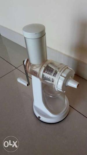 Fruits and Vegetable Juicer with Steel Handle