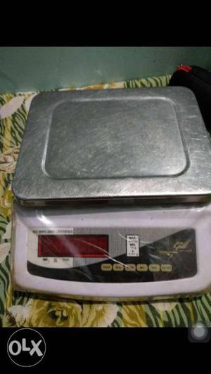 White And Stainless Steel Calculating Scale