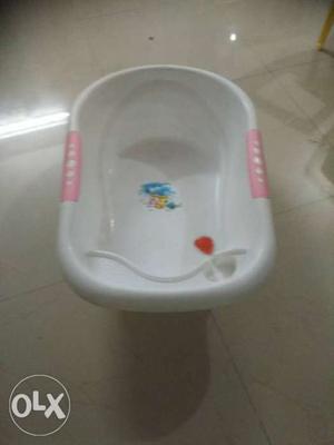 Baby bath tub only 4 months old not used much