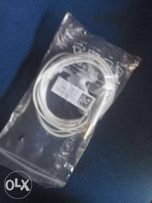 White Earbuds Pack