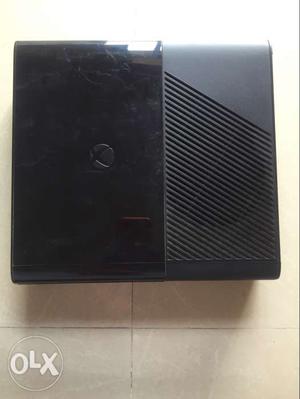 Xbox 360 with one controller and one game