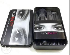 Black Hudabeauty Makeup Brush Set With Case