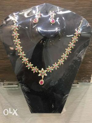 Gold-colored Red And Green Flower Necklace With Drop