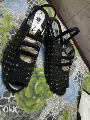 Wholesale stylish black caged sandal for girls