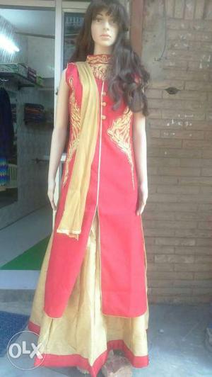 Women's Red And Brown Floral Sleeveless Sari And Scarf