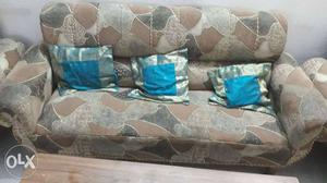 5 seat sofa set with centre table looks like New;