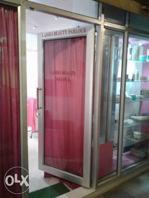 Full furnished room can be used as beauti parlour