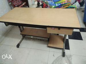 Computer table in gud condition