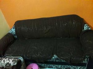 One year used 5 seater maharaja sofa set in very