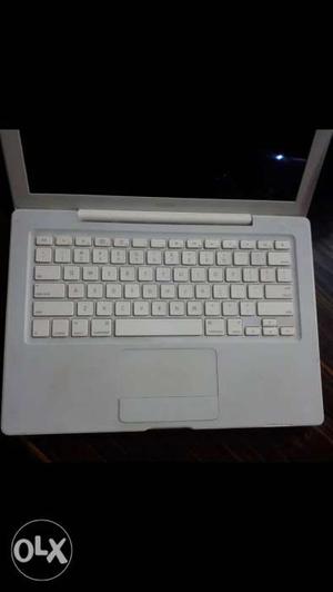 Apple macbook with c2d processor 2gb ram and