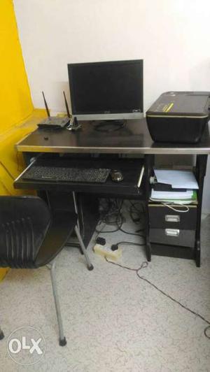 Computer table for sale in usable condition i