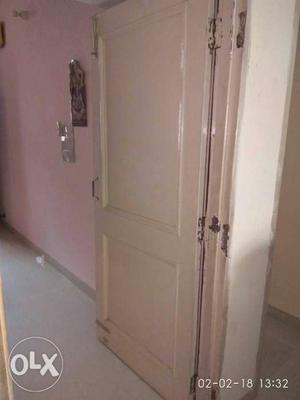 Full length wooden door size 2*6.5 ft in gud condition.