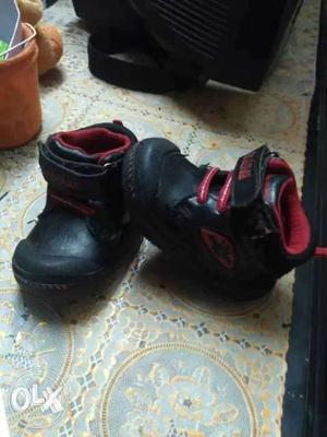 Black red baby shoe strong n nice for baby (price