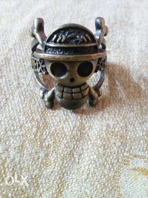 Black And Gold-colored One Piece Skull Ring