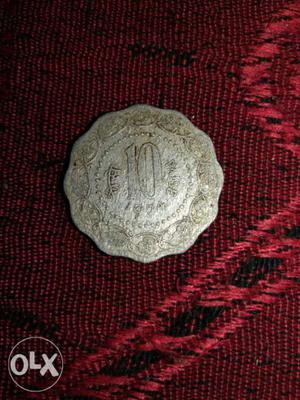 Scalloped-edge Gold-colored 10 Indian Coin