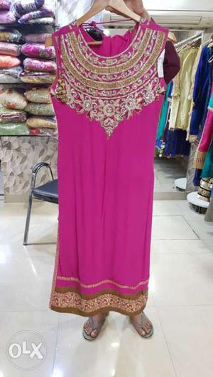 Straight fit suit gorget fabric with hand embroidered neck