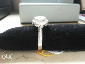 White 18 carat of gold and riyal diamond -