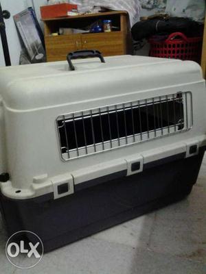 Dogs crate. international travelling crate.